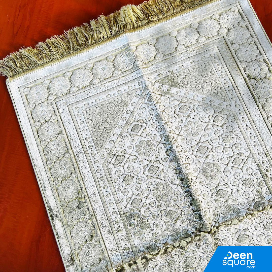 Velvet and Soft Prayer Mat | سجادة الصلاة الناعمة والمخملية