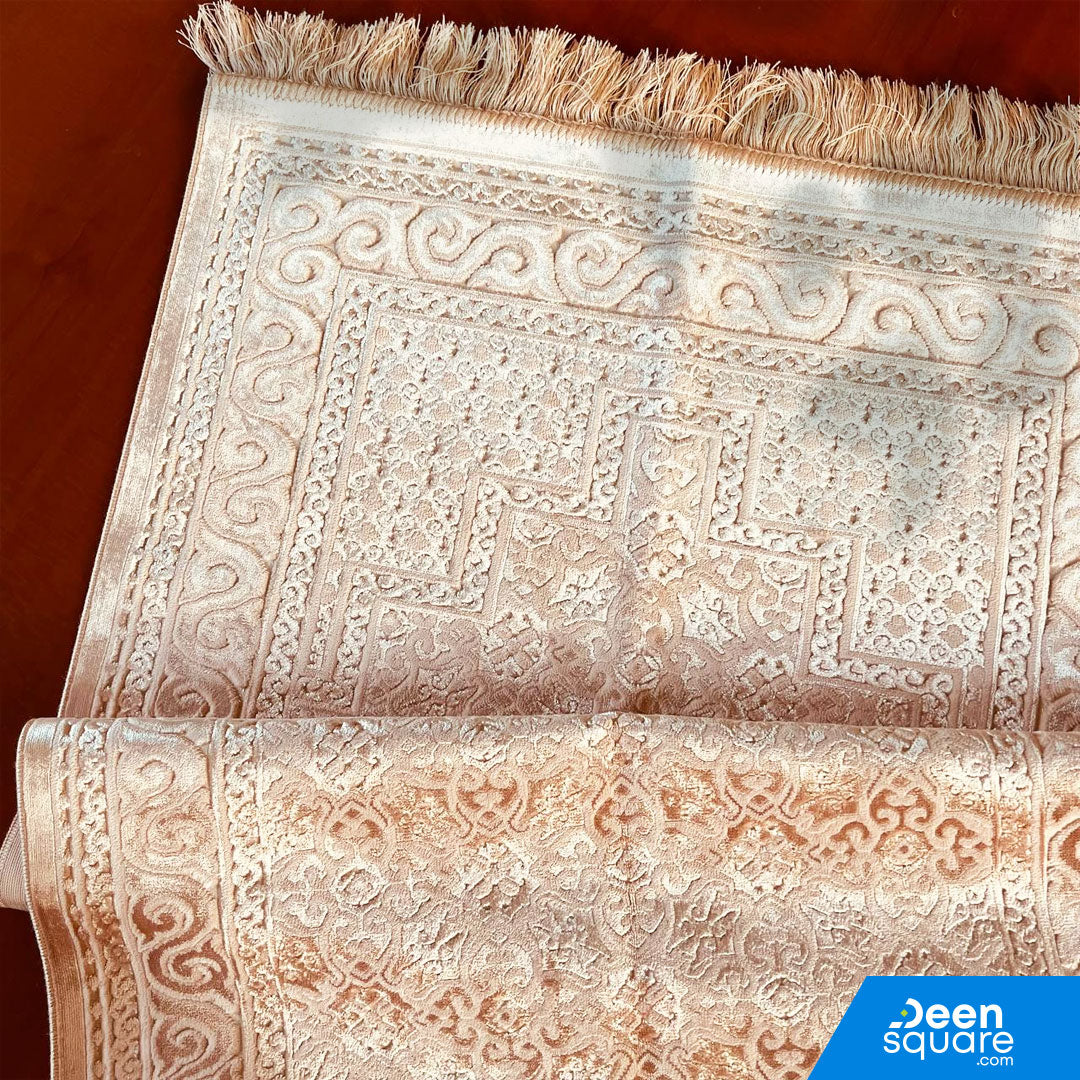 Velvet and Soft Prayer Mat | سجادة الصلاة الناعمة والمخملية