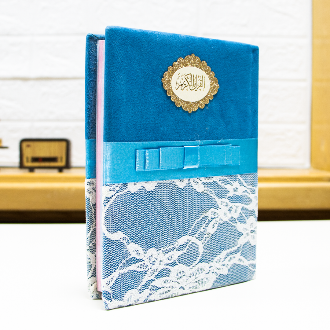 Qur'an m'a altaqsim almawduei - Floral Design on Cover (14x20 cm) - المصحف مع التقسيم الموضوعي ملون الأطراف دانتيل