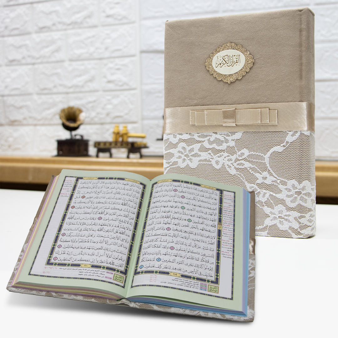 Qur'an m'a altaqsim almawduei - Floral Design on Cover (14x20 cm) - المصحف مع التقسيم الموضوعي ملون الأطراف دانتيل