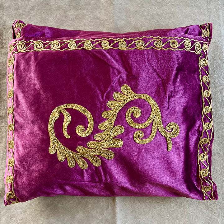 Velvet Silk Embroidered Prayer Mat & Quran Pouch - Gift Edition | سجادة الصلاة المخملية بالحرير المطرزة وحقيبة القرآن - الطبعة الهدية