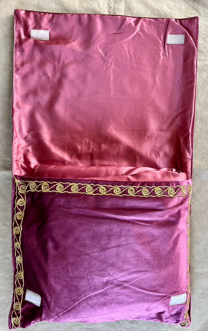 Velvet Silk Embroidered Prayer Mat & Quran Pouch - Gift Edition | سجادة الصلاة المخملية بالحرير المطرزة وحقيبة القرآن - الطبعة الهدية