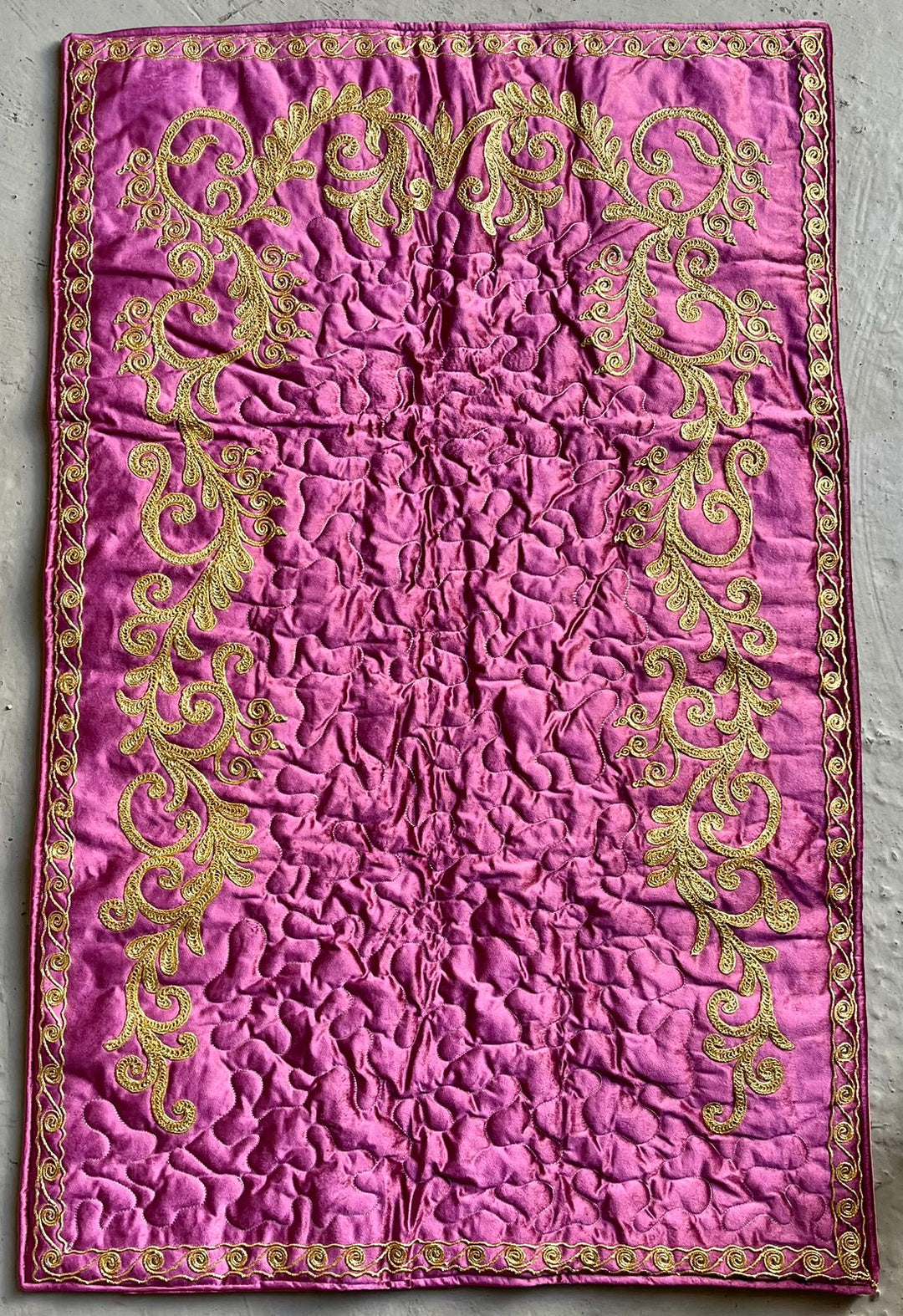 Velvet Silk Embroidered Prayer Mat & Quran Pouch - Gift Edition | سجادة الصلاة المخملية بالحرير المطرزة وحقيبة القرآن - الطبعة الهدية