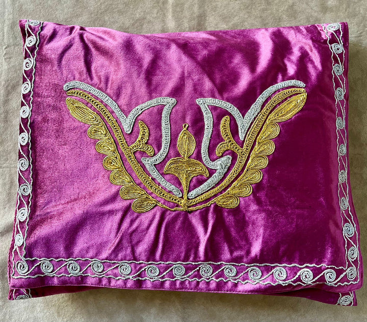 Velvet Silk Embroidered Prayer Mat & Quran Pouch - Gift Edition | سجادة الصلاة المخملية بالحرير المطرزة وحقيبة القرآن - الطبعة الهدية