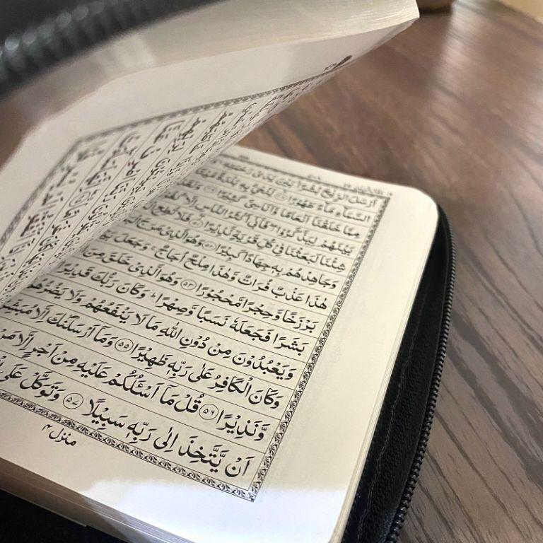 Pocket Size Zipper Quran Indo Pak Script Ref. 119 (13 Lines) Silver Purse | 14 x 10 cm