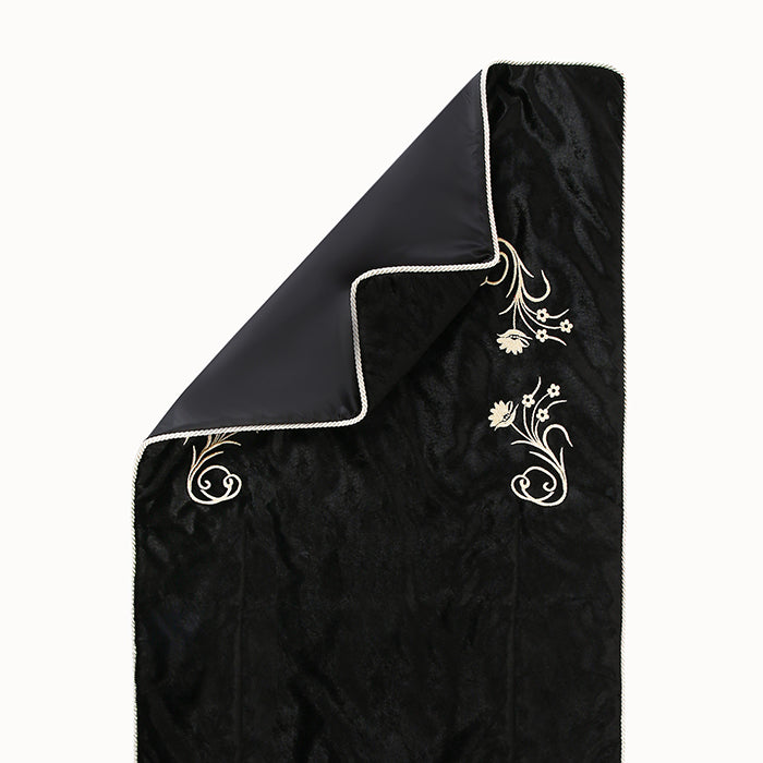 Premium Embroidery Prayer Mat (سجادة الصلاة بالتطريز الراقي)