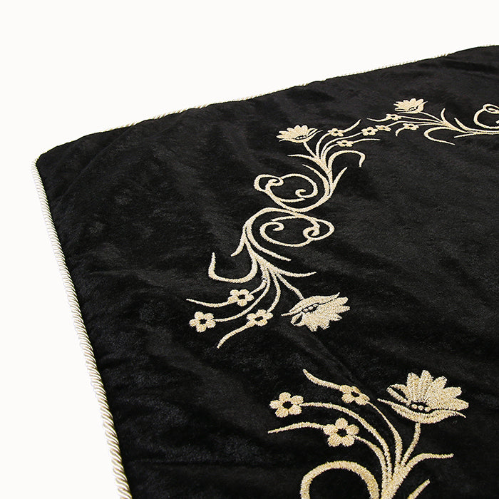 Premium Embroidery Prayer Mat (سجادة الصلاة بالتطريز الراقي)