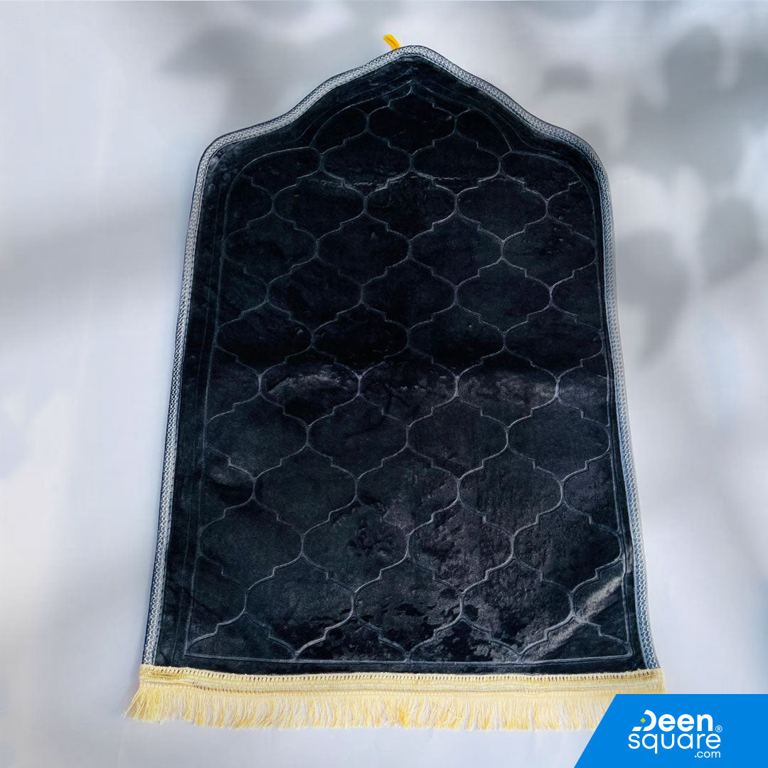 Standard padded prayer mat with name customization. Arch design, 70x110 cm, lightweight and comfortable for everyday Salah. Wholesale available.