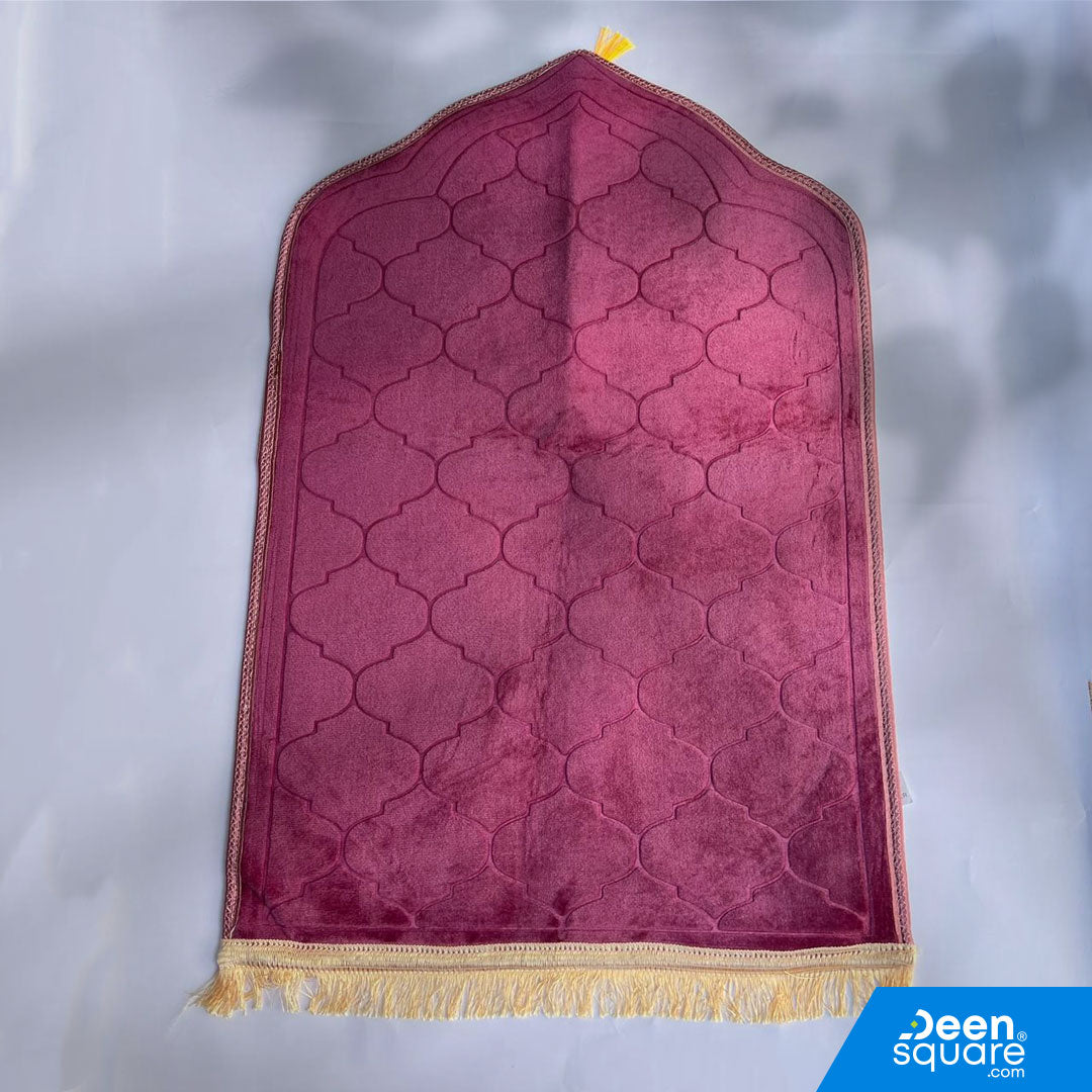 Standard padded prayer mat with name customization. Arch design, 70x110 cm, lightweight and comfortable for everyday Salah. Wholesale available.