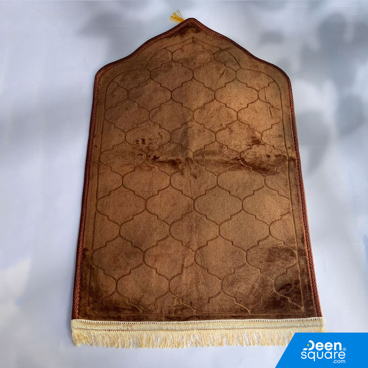 Standard padded prayer mat with name customization. Arch design, 70x110 cm, lightweight and comfortable for everyday Salah. Wholesale available.