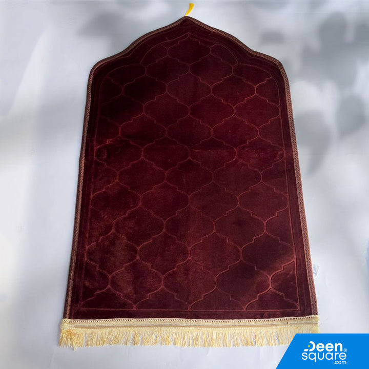 Standard padded prayer mat with name customization. Arch design, 70x110 cm, lightweight and comfortable for everyday Salah. Wholesale available.
