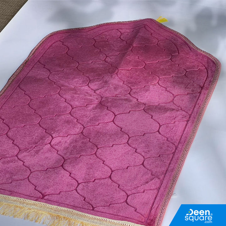 Standard padded prayer mat with name customization. Arch design, 70x110 cm, lightweight and comfortable for everyday Salah. Wholesale available.