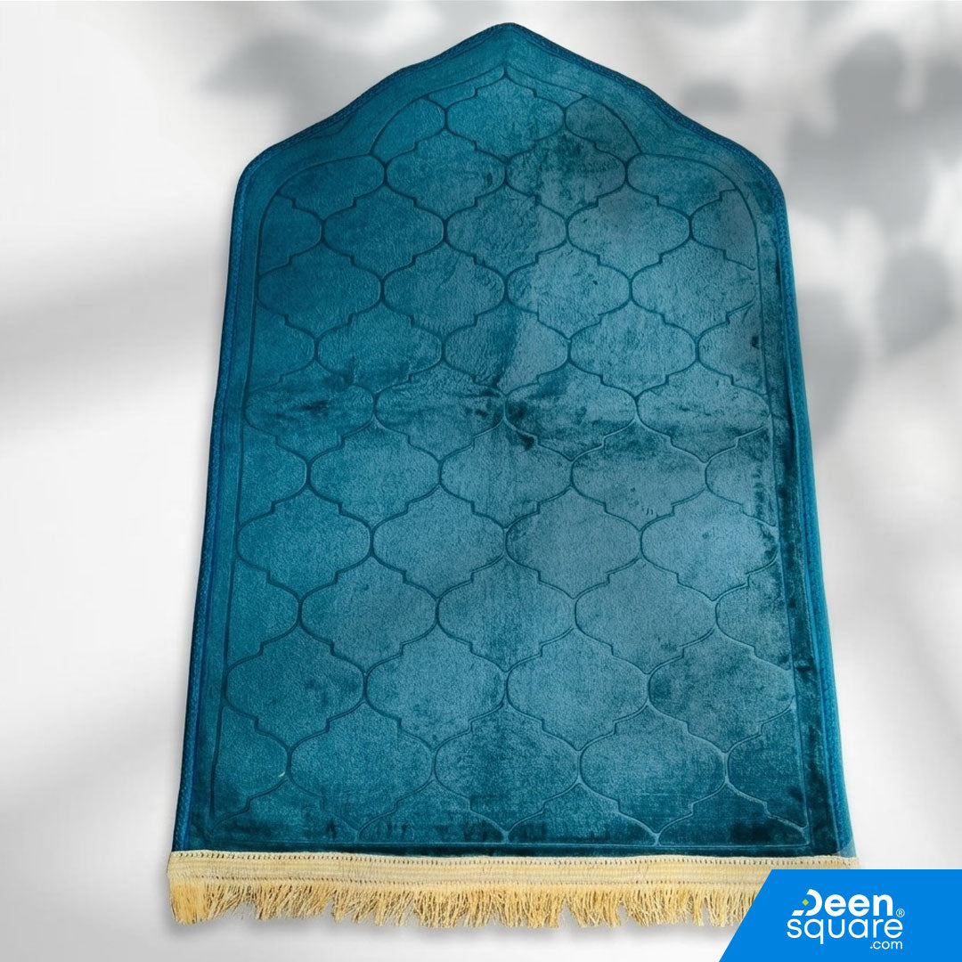 Standard padded prayer mat with name customization. Arch design, 70x110 cm, lightweight and comfortable for everyday Salah. Wholesale available.