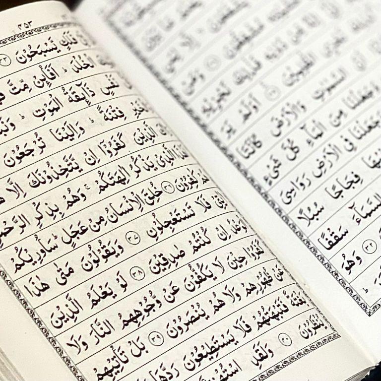 Pocket Size Zipper Quran Indo Pak Script Ref. 119 (13 Lines) Silver Purse | 14 x 10 cm